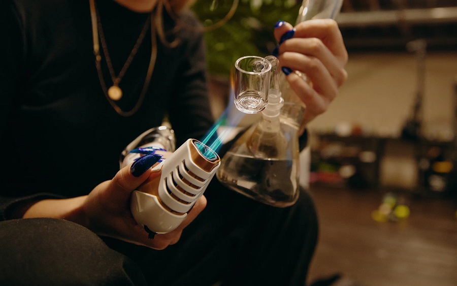 Why people choose bong devices over joints? Know here